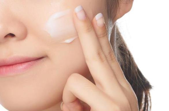 冬天擦脸用乳还是霜：肌肤保养的冬季决胜宝典