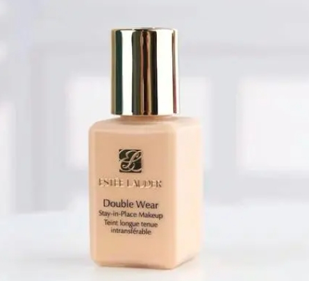 孕妇使用雅诗兰黛粉底液：薄纱般的妆容与微妙的抚触