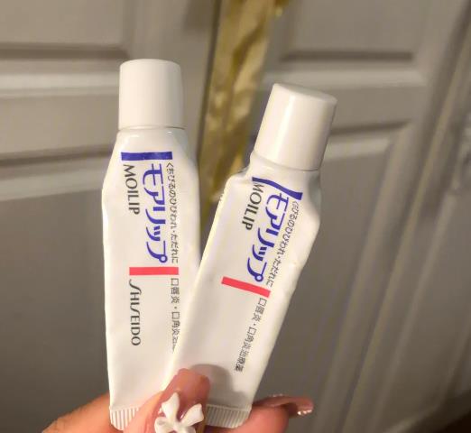 在干燥季节里保持嘴唇滋润：十大润唇膏推荐