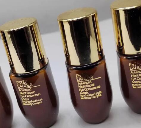 雅诗兰黛液体眼绷带新品测评：升级后的眼霜是否值得购买？