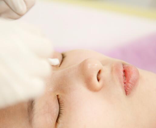 刷酸：护肤的“磨皮”利器，告别肌肤问题