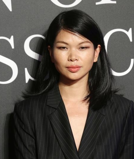 ​单眼皮的时尚之路：吕燕引领独特美感潮流